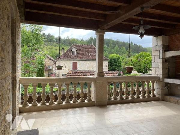 A VENDRE : Ensemble de deux maisons en pierre attenantes dans petit village à environ 18 kilomè...