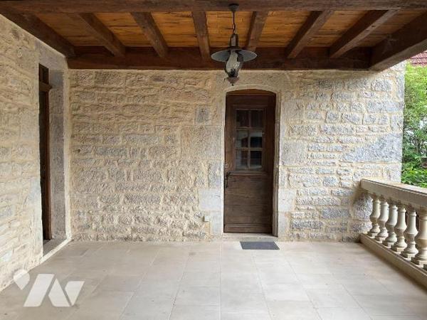 A VENDRE : Ensemble de deux maisons en pierre attenantes dans petit village à environ 18 kilomè...