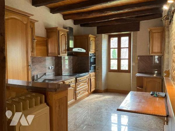 A VENDRE : Ensemble de deux maisons en pierre attenantes dans petit village à environ 18 kilomè...