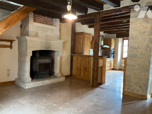 A VENDRE : Ensemble de deux maisons en pierre attenantes dans petit village à environ 18 kilomè...