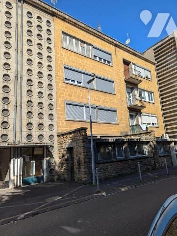 Au 2ème étage d'un immeuble en centre-ville, appartement de type 3 d'une surface de 65m² avec garage