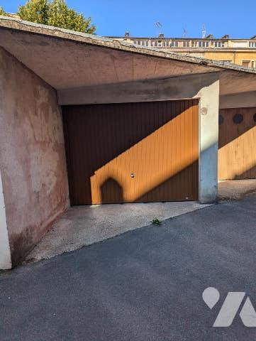 Au 2ème étage d'un immeuble en centre-ville, appartement de type 3 d'une surface de 65m² avec garage