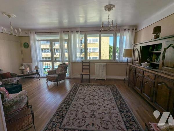 Au 2ème étage d'un immeuble en centre-ville, appartement de type 3 d'une surface de 65m² avec garage