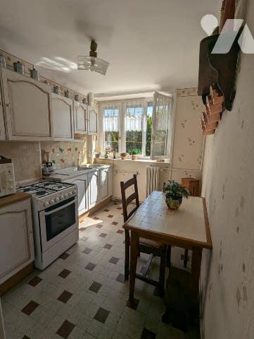 Au 2ème étage d'un immeuble en centre-ville, appartement de type 3 d'une surface de 65m² avec garage