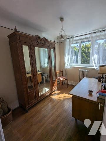 Au 2ème étage d'un immeuble en centre-ville, appartement de type 3 d'une surface de 65m² avec garage