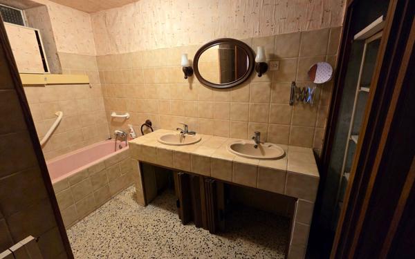 Maison à vendre    8 pièces •  Barjac