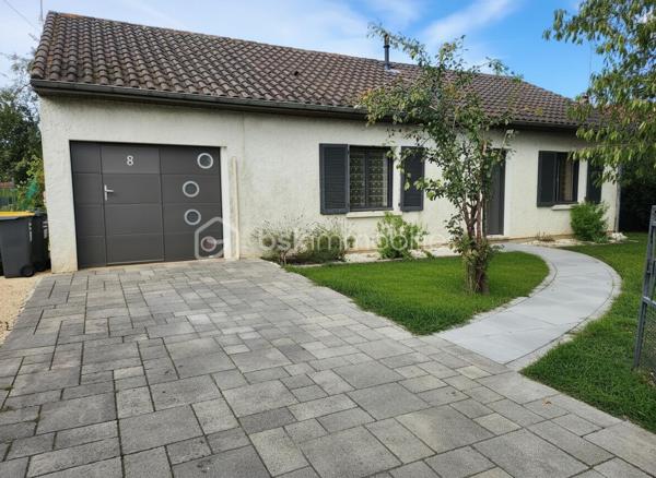 Situé dans un lotissement calme de la commune de Sanxay, ce pavillon rénové bénéficie d'une vue dégagée sur une plaine non constructible, garantissant l'absence de vis-à-vis à l'avant du bien.

Intérieur
La pièce de vie principale, d'une surface de 40 m², regroupe salon, salle à manger et cuisine ouverte dans un espace unique. Le logement compte deux chambres, de 13 m² et 12 m², ainsi qu'une salle d'eau équipée d'une douche à l'italienne et d'une vasque, avec WC séparés.

Chauffage et isolation
Le chauffage principal est assuré par un poêle à granulés récent, qui diffuse sa chaleur sur l'ensemble de la maison. Un chauffage électrique d'appoint, également récent, équipe chaque pièce. L'ensemble du logement est doté d'huisseries de qualité en double vitrage, pour un DPE proche de la classe C.

Garage
Un garage de 20 m², partiellement isolé et équipé d'une porte sectionnelle, permet de garer un véhicule ou d'envisager l'aménagement d'une pièce supplémentaire.

Terrain
Le terrain, d'une superficie de 740 m², se compose d'une partie engazonnée et d'un espace dédié au potager, complété par un cabanon permettant le rangement des outils de jardin.

Ce bien est raccordé au tout à l'égout.

Environnement
Le bien se situe dans un environnement résidentiel calme.