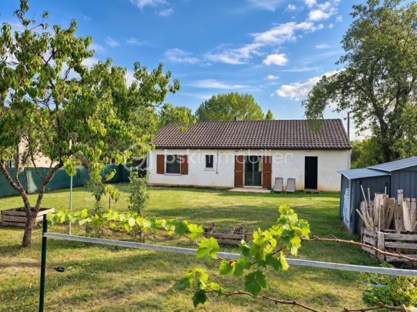 Situé dans un lotissement calme de la commune de Sanxay, ce pavillon rénové bénéficie d'une vue dégagée sur une plaine non constructible, garantissant l'absence de vis-à-vis à l'avant du bien.

Intérieur
La pièce de vie principale, d'une surface de 40 m², regroupe salon, salle à manger et cuisine ouverte dans un espace unique. Le logement compte deux chambres, de 13 m² et 12 m², ainsi qu'une salle d'eau équipée d'une douche à l'italienne et d'une vasque, avec WC séparés.

Chauffage et isolation
Le chauffage principal est assuré par un poêle à granulés récent, qui diffuse sa chaleur sur l'ensemble de la maison. Un chauffage électrique d'appoint, également récent, équipe chaque pièce. L'ensemble du logement est doté d'huisseries de qualité en double vitrage, pour un DPE proche de la classe C.

Garage
Un garage de 20 m², partiellement isolé et équipé d'une porte sectionnelle, permet de garer un véhicule ou d'envisager l'aménagement d'une pièce supplémentaire.

Terrain
Le terrain, d'une superficie de 740 m², se compose d'une partie engazonnée et d'un espace dédié au potager, complété par un cabanon permettant le rangement des outils de jardin.

Ce bien est raccordé au tout à l'égout.

Environnement
Le bien se situe dans un environnement résidentiel calme.