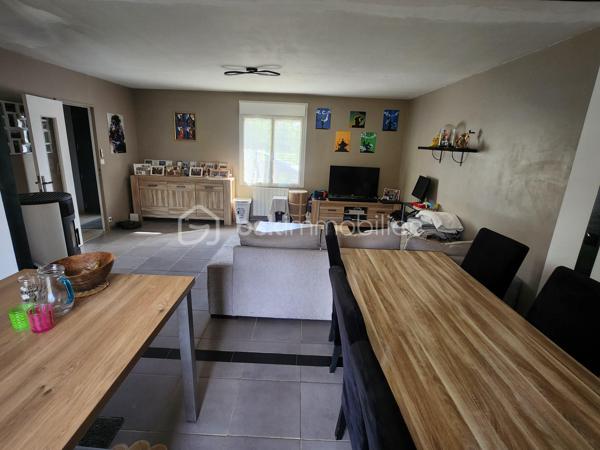 Situé dans un lotissement calme de la commune de Sanxay, ce pavillon rénové bénéficie d'une vue dégagée sur une plaine non constructible, garantissant l'absence de vis-à-vis à l'avant du bien.

Intérieur
La pièce de vie principale, d'une surface de 40 m², regroupe salon, salle à manger et cuisine ouverte dans un espace unique. Le logement compte deux chambres, de 13 m² et 12 m², ainsi qu'une salle d'eau équipée d'une douche à l'italienne et d'une vasque, avec WC séparés.

Chauffage et isolation
Le chauffage principal est assuré par un poêle à granulés récent, qui diffuse sa chaleur sur l'ensemble de la maison. Un chauffage électrique d'appoint, également récent, équipe chaque pièce. L'ensemble du logement est doté d'huisseries de qualité en double vitrage, pour un DPE proche de la classe C.

Garage
Un garage de 20 m², partiellement isolé et équipé d'une porte sectionnelle, permet de garer un véhicule ou d'envisager l'aménagement d'une pièce supplémentaire.

Terrain
Le terrain, d'une superficie de 740 m², se compose d'une partie engazonnée et d'un espace dédié au potager, complété par un cabanon permettant le rangement des outils de jardin.

Ce bien est raccordé au tout à l'égout.

Environnement
Le bien se situe dans un environnement résidentiel calme.