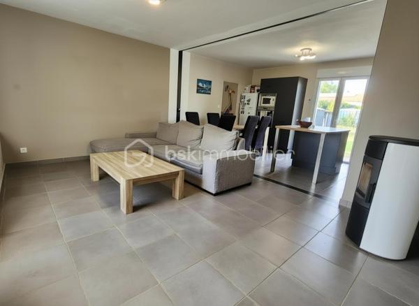 Situé dans un lotissement calme de la commune de Sanxay, ce pavillon rénové bénéficie d'une vue dégagée sur une plaine non constructible, garantissant l'absence de vis-à-vis à l'avant du bien.

Intérieur
La pièce de vie principale, d'une surface de 40 m², regroupe salon, salle à manger et cuisine ouverte dans un espace unique. Le logement compte deux chambres, de 13 m² et 12 m², ainsi qu'une salle d'eau équipée d'une douche à l'italienne et d'une vasque, avec WC séparés.

Chauffage et isolation
Le chauffage principal est assuré par un poêle à granulés récent, qui diffuse sa chaleur sur l'ensemble de la maison. Un chauffage électrique d'appoint, également récent, équipe chaque pièce. L'ensemble du logement est doté d'huisseries de qualité en double vitrage, pour un DPE proche de la classe C.

Garage
Un garage de 20 m², partiellement isolé et équipé d'une porte sectionnelle, permet de garer un véhicule ou d'envisager l'aménagement d'une pièce supplémentaire.

Terrain
Le terrain, d'une superficie de 740 m², se compose d'une partie engazonnée et d'un espace dédié au potager, complété par un cabanon permettant le rangement des outils de jardin.

Ce bien est raccordé au tout à l'égout.

Environnement
Le bien se situe dans un environnement résidentiel calme.
