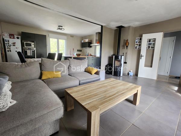 Situé dans un lotissement calme de la commune de Sanxay, ce pavillon rénové bénéficie d'une vue dégagée sur une plaine non constructible, garantissant l'absence de vis-à-vis à l'avant du bien.

Intérieur
La pièce de vie principale, d'une surface de 40 m², regroupe salon, salle à manger et cuisine ouverte dans un espace unique. Le logement compte deux chambres, de 13 m² et 12 m², ainsi qu'une salle d'eau équipée d'une douche à l'italienne et d'une vasque, avec WC séparés.

Chauffage et isolation
Le chauffage principal est assuré par un poêle à granulés récent, qui diffuse sa chaleur sur l'ensemble de la maison. Un chauffage électrique d'appoint, également récent, équipe chaque pièce. L'ensemble du logement est doté d'huisseries de qualité en double vitrage, pour un DPE proche de la classe C.

Garage
Un garage de 20 m², partiellement isolé et équipé d'une porte sectionnelle, permet de garer un véhicule ou d'envisager l'aménagement d'une pièce supplémentaire.

Terrain
Le terrain, d'une superficie de 740 m², se compose d'une partie engazonnée et d'un espace dédié au potager, complété par un cabanon permettant le rangement des outils de jardin.

Ce bien est raccordé au tout à l'égout.

Environnement
Le bien se situe dans un environnement résidentiel calme.