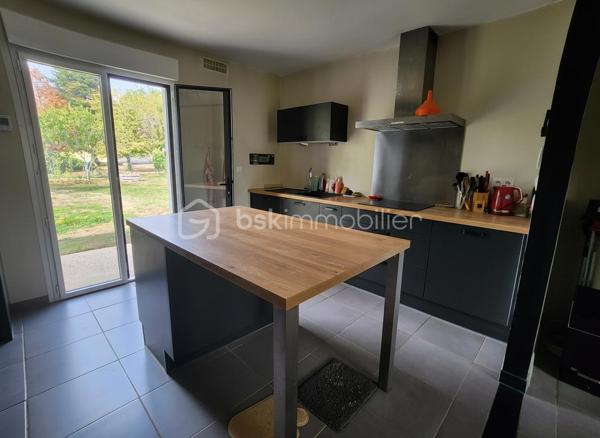 Situé dans un lotissement calme de la commune de Sanxay, ce pavillon rénové bénéficie d'une vue dégagée sur une plaine non constructible, garantissant l'absence de vis-à-vis à l'avant du bien.

Intérieur
La pièce de vie principale, d'une surface de 40 m², regroupe salon, salle à manger et cuisine ouverte dans un espace unique. Le logement compte deux chambres, de 13 m² et 12 m², ainsi qu'une salle d'eau équipée d'une douche à l'italienne et d'une vasque, avec WC séparés.

Chauffage et isolation
Le chauffage principal est assuré par un poêle à granulés récent, qui diffuse sa chaleur sur l'ensemble de la maison. Un chauffage électrique d'appoint, également récent, équipe chaque pièce. L'ensemble du logement est doté d'huisseries de qualité en double vitrage, pour un DPE proche de la classe C.

Garage
Un garage de 20 m², partiellement isolé et équipé d'une porte sectionnelle, permet de garer un véhicule ou d'envisager l'aménagement d'une pièce supplémentaire.

Terrain
Le terrain, d'une superficie de 740 m², se compose d'une partie engazonnée et d'un espace dédié au potager, complété par un cabanon permettant le rangement des outils de jardin.

Ce bien est raccordé au tout à l'égout.

Environnement
Le bien se situe dans un environnement résidentiel calme.