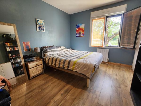 Situé dans un lotissement calme de la commune de Sanxay, ce pavillon rénové bénéficie d'une vue dégagée sur une plaine non constructible, garantissant l'absence de vis-à-vis à l'avant du bien.

Intérieur
La pièce de vie principale, d'une surface de 40 m², regroupe salon, salle à manger et cuisine ouverte dans un espace unique. Le logement compte deux chambres, de 13 m² et 12 m², ainsi qu'une salle d'eau équipée d'une douche à l'italienne et d'une vasque, avec WC séparés.

Chauffage et isolation
Le chauffage principal est assuré par un poêle à granulés récent, qui diffuse sa chaleur sur l'ensemble de la maison. Un chauffage électrique d'appoint, également récent, équipe chaque pièce. L'ensemble du logement est doté d'huisseries de qualité en double vitrage, pour un DPE proche de la classe C.

Garage
Un garage de 20 m², partiellement isolé et équipé d'une porte sectionnelle, permet de garer un véhicule ou d'envisager l'aménagement d'une pièce supplémentaire.

Terrain
Le terrain, d'une superficie de 740 m², se compose d'une partie engazonnée et d'un espace dédié au potager, complété par un cabanon permettant le rangement des outils de jardin.

Ce bien est raccordé au tout à l'égout.

Environnement
Le bien se situe dans un environnement résidentiel calme.