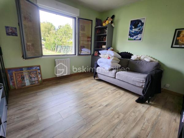 Situé dans un lotissement calme de la commune de Sanxay, ce pavillon rénové bénéficie d'une vue dégagée sur une plaine non constructible, garantissant l'absence de vis-à-vis à l'avant du bien.

Intérieur
La pièce de vie principale, d'une surface de 40 m², regroupe salon, salle à manger et cuisine ouverte dans un espace unique. Le logement compte deux chambres, de 13 m² et 12 m², ainsi qu'une salle d'eau équipée d'une douche à l'italienne et d'une vasque, avec WC séparés.

Chauffage et isolation
Le chauffage principal est assuré par un poêle à granulés récent, qui diffuse sa chaleur sur l'ensemble de la maison. Un chauffage électrique d'appoint, également récent, équipe chaque pièce. L'ensemble du logement est doté d'huisseries de qualité en double vitrage, pour un DPE proche de la classe C.

Garage
Un garage de 20 m², partiellement isolé et équipé d'une porte sectionnelle, permet de garer un véhicule ou d'envisager l'aménagement d'une pièce supplémentaire.

Terrain
Le terrain, d'une superficie de 740 m², se compose d'une partie engazonnée et d'un espace dédié au potager, complété par un cabanon permettant le rangement des outils de jardin.

Ce bien est raccordé au tout à l'égout.

Environnement
Le bien se situe dans un environnement résidentiel calme.