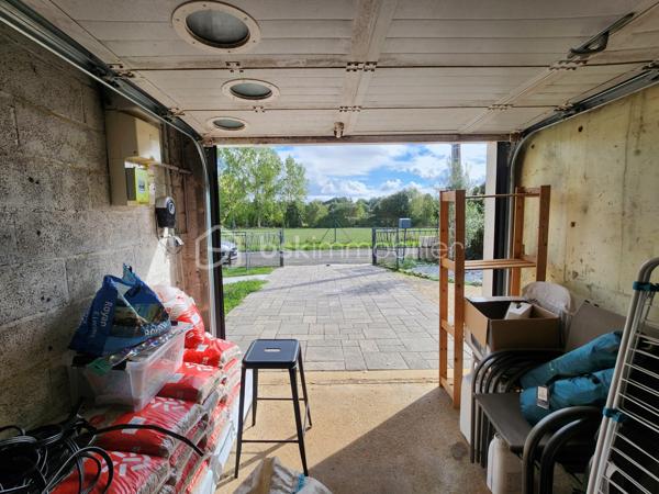 Situé dans un lotissement calme de la commune de Sanxay, ce pavillon rénové bénéficie d'une vue dégagée sur une plaine non constructible, garantissant l'absence de vis-à-vis à l'avant du bien.

Intérieur
La pièce de vie principale, d'une surface de 40 m², regroupe salon, salle à manger et cuisine ouverte dans un espace unique. Le logement compte deux chambres, de 13 m² et 12 m², ainsi qu'une salle d'eau équipée d'une douche à l'italienne et d'une vasque, avec WC séparés.

Chauffage et isolation
Le chauffage principal est assuré par un poêle à granulés récent, qui diffuse sa chaleur sur l'ensemble de la maison. Un chauffage électrique d'appoint, également récent, équipe chaque pièce. L'ensemble du logement est doté d'huisseries de qualité en double vitrage, pour un DPE proche de la classe C.

Garage
Un garage de 20 m², partiellement isolé et équipé d'une porte sectionnelle, permet de garer un véhicule ou d'envisager l'aménagement d'une pièce supplémentaire.

Terrain
Le terrain, d'une superficie de 740 m², se compose d'une partie engazonnée et d'un espace dédié au potager, complété par un cabanon permettant le rangement des outils de jardin.

Ce bien est raccordé au tout à l'égout.

Environnement
Le bien se situe dans un environnement résidentiel calme.