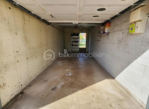 Situé dans un lotissement calme de la commune de Sanxay, ce pavillon rénové bénéficie d'une vue dégagée sur une plaine non constructible, garantissant l'absence de vis-à-vis à l'avant du bien.

Intérieur
La pièce de vie principale, d'une surface de 40 m², regroupe salon, salle à manger et cuisine ouverte dans un espace unique. Le logement compte deux chambres, de 13 m² et 12 m², ainsi qu'une salle d'eau équipée d'une douche à l'italienne et d'une vasque, avec WC séparés.

Chauffage et isolation
Le chauffage principal est assuré par un poêle à granulés récent, qui diffuse sa chaleur sur l'ensemble de la maison. Un chauffage électrique d'appoint, également récent, équipe chaque pièce. L'ensemble du logement est doté d'huisseries de qualité en double vitrage, pour un DPE proche de la classe C.

Garage
Un garage de 20 m², partiellement isolé et équipé d'une porte sectionnelle, permet de garer un véhicule ou d'envisager l'aménagement d'une pièce supplémentaire.

Terrain
Le terrain, d'une superficie de 740 m², se compose d'une partie engazonnée et d'un espace dédié au potager, complété par un cabanon permettant le rangement des outils de jardin.

Ce bien est raccordé au tout à l'égout.

Environnement
Le bien se situe dans un environnement résidentiel calme.