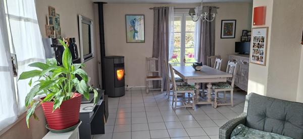 Envie d’espace, de lumière et de nature à seulement quelques minutes de Tours ? Cette maison est faite pour vous.