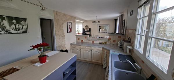 Envie d’espace, de lumière et de nature à seulement quelques minutes de Tours ? Cette maison est faite pour vous.