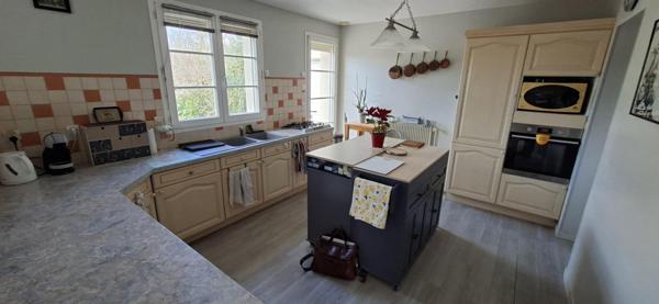Envie d’espace, de lumière et de nature à seulement quelques minutes de Tours ? Cette maison est faite pour vous.