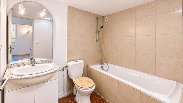 Immeuble de rapport – 3 appartements, jardin, terrasse et 2 garages – Marseille 4e