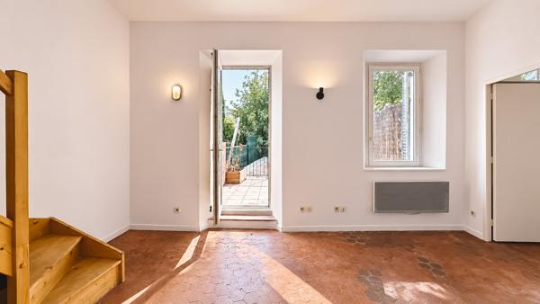 Immeuble de rapport – 3 appartements, jardin, terrasse et 2 garages – Marseille 4e