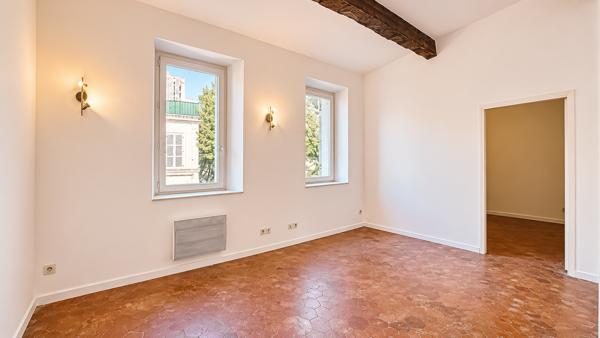 Immeuble de rapport – 3 appartements, jardin, terrasse et 2 garages – Marseille 4e
