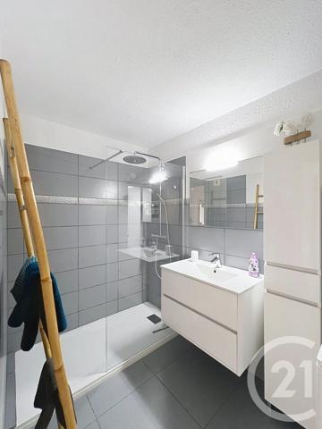 Appartement T2 à vendre  2 pièces - 38 m 2   FREJUS  - 83
