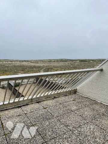LA TURBALLE, Dans copropriété des années 1982 , 3 pièces en duplex face Mer sur terrasse. Garage. 