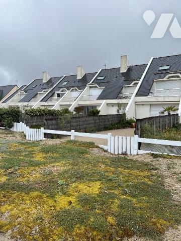 LA TURBALLE, Dans copropriété des années 1982 , 3 pièces en duplex face Mer sur terrasse. Garage. 