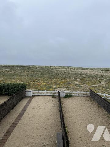 LA TURBALLE, Dans copropriété des années 1982 , 3 pièces en duplex face Mer sur terrasse. Garage. 