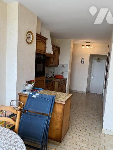 LA TURBALLE, Dans copropriété des années 1982 , 3 pièces en duplex face Mer sur terrasse. Garage. 