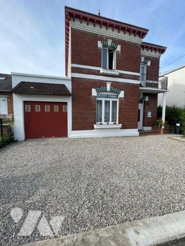 A VENDRE:  maison de ville de 129 m² habitables, située à Divion (62), sur une belle parcelle d...