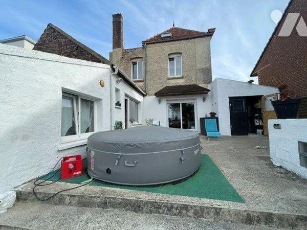 A VENDRE:  maison de ville de 129 m² habitables, située à Divion (62), sur une belle parcelle d...