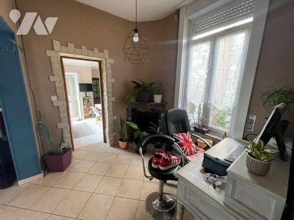 A VENDRE:  maison de ville de 129 m² habitables, située à Divion (62), sur une belle parcelle d...