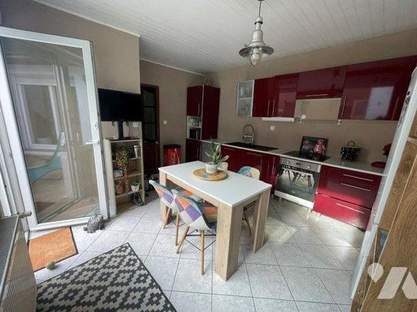 A VENDRE:  maison de ville de 129 m² habitables, située à Divion (62), sur une belle parcelle d...