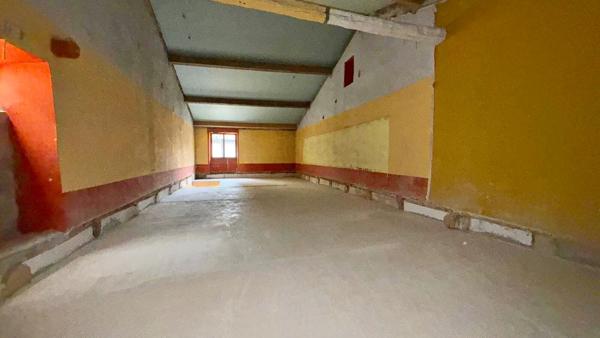 Local commercial au premier étage de 100 m2 à Saint-maximin-la-sainte-baume.