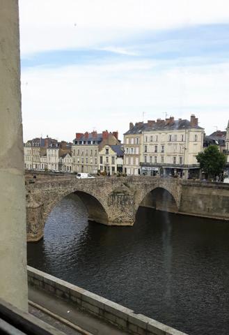 Appartement Laval 2 pièces face Mayenne, avec Parking privatif