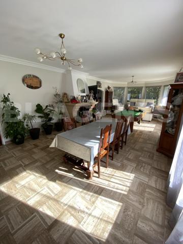 “Découvrez cette magnifique maison de caractère en toit de chaume, nichée dans un cadre verdoyant et