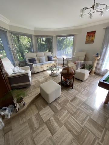 “Découvrez cette magnifique maison de caractère en toit de chaume, nichée dans un cadre verdoyant et