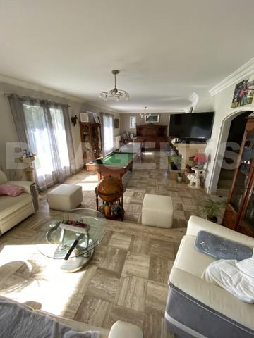 “Découvrez cette magnifique maison de caractère en toit de chaume, nichée dans un cadre verdoyant et