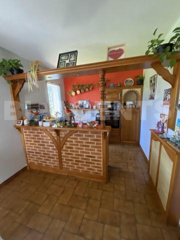 “Découvrez cette magnifique maison de caractère en toit de chaume, nichée dans un cadre verdoyant et