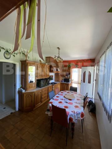 “Découvrez cette magnifique maison de caractère en toit de chaume, nichée dans un cadre verdoyant et