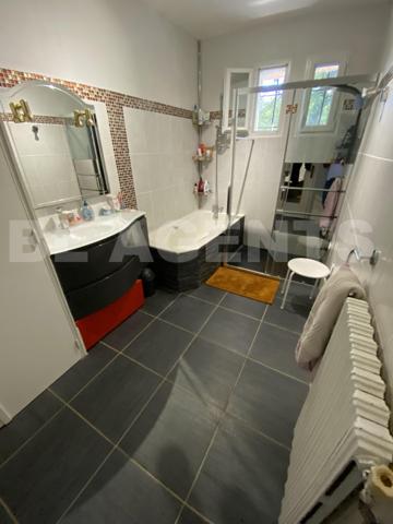 “Découvrez cette magnifique maison de caractère en toit de chaume, nichée dans un cadre verdoyant et