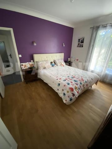 “Découvrez cette magnifique maison de caractère en toit de chaume, nichée dans un cadre verdoyant et