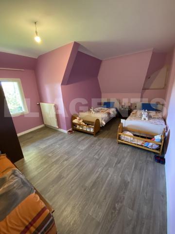 “Découvrez cette magnifique maison de caractère en toit de chaume, nichée dans un cadre verdoyant et