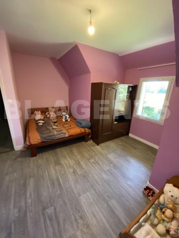 “Découvrez cette magnifique maison de caractère en toit de chaume, nichée dans un cadre verdoyant et