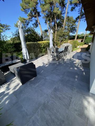 “Découvrez cette magnifique maison de caractère en toit de chaume, nichée dans un cadre verdoyant et