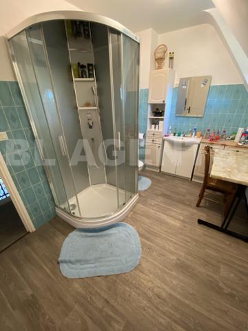 “Découvrez cette magnifique maison de caractère en toit de chaume, nichée dans un cadre verdoyant et