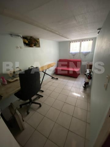 “Découvrez cette magnifique maison de caractère en toit de chaume, nichée dans un cadre verdoyant et