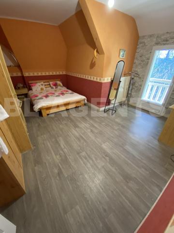 “Découvrez cette magnifique maison de caractère en toit de chaume, nichée dans un cadre verdoyant et